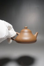 Load image into Gallery viewer, Yellow Jiangponi Hulupiao yixing Teapot 降坡黄泥葫芦瓢 150ml
