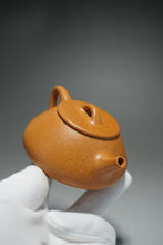 Load image into Gallery viewer, Fully Handmade Huangjinduan Ziye Shipiao Teapot by Feng Tao 全手工黄金段子冶石瓢冯涛制 150ml
