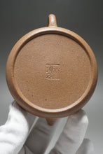 Load image into Gallery viewer, Lao Duanni Hulupiao yixing Teapot with Carvings 老段泥匏瓜带刻绘 150ml
