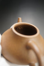Load image into Gallery viewer, Yellow Jiangponi Hulupiao yixing Teapot 降坡黄泥葫芦瓢 150ml
