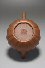 Load image into Gallery viewer, Fully Handmade Jiangpo-Hongni Jingwen Lion Head Yixing Teapot by Feng Tao 全手工冯涛降坡红泥筋纹狮球 150ml
