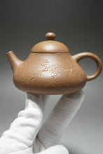 Load image into Gallery viewer, Lao Duanni Hulupiao yixing Teapot with Carvings 老段泥匏瓜带刻绘 150ml
