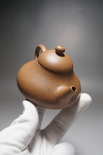 Load image into Gallery viewer, Yellow Jiangponi Hulupiao yixing Teapot 降坡黄泥葫芦瓢 150ml
