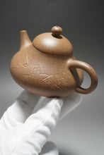 Load image into Gallery viewer, Lao Duanni Hulupiao yixing Teapot with Carvings 老段泥匏瓜带刻绘 150ml
