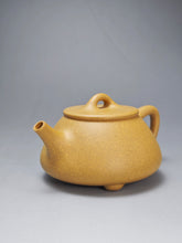 Load image into Gallery viewer, Huangjin Duan Pinggai Shipiao Yixing Teapot 黄金段平盖石瓢 135ml
