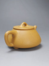 Load image into Gallery viewer, Huangjin Duan Pinggai Shipiao Yixing Teapot 黄金段平盖石瓢 135ml
