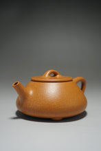 Load image into Gallery viewer, Fully Handmade Huangjinduan Ziye Shipiao Teapot by Feng Tao 全手工黄金段子冶石瓢冯涛制 150ml
