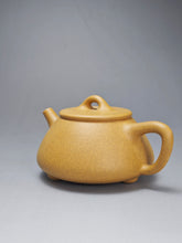 Load image into Gallery viewer, Huangjin Duan Pinggai Shipiao Yixing Teapot 黄金段平盖石瓢 135ml
