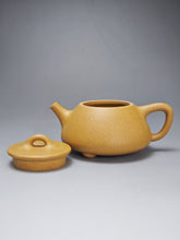 Load image into Gallery viewer, Huangjin Duan Pinggai Shipiao Yixing Teapot 黄金段平盖石瓢 135ml
