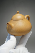 Load image into Gallery viewer, Huangjin Duan Melon Yixing Teapot 黄金段匏瓜 150ml
