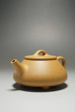 Load image into Gallery viewer, Huangjin Duan Pinggai Shipiao Yixing Teapot 黄金段平盖石瓢 155ml
