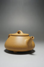 Load image into Gallery viewer, Huangjin Duan Pinggai Shipiao Yixing Teapot 黄金段平盖石瓢 155ml
