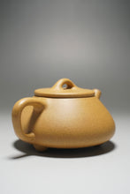Load image into Gallery viewer, Huangjin Duan Pinggai Shipiao Yixing Teapot 黄金段平盖石瓢 155ml
