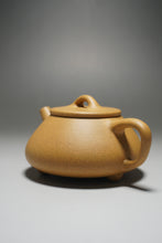 Load image into Gallery viewer, Huangjin Duan Pinggai Shipiao Yixing Teapot 黄金段平盖石瓢 155ml
