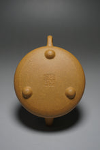 Load image into Gallery viewer, Huangjin Duan Pinggai Shipiao Yixing Teapot 黄金段平盖石瓢 155ml
