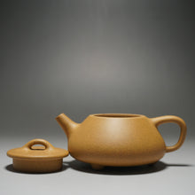 Load image into Gallery viewer, Huangjin Duan Pinggai Shipiao Yixing Teapot 黄金段平盖石瓢 155ml
