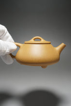 Load image into Gallery viewer, Huangjin Duan Pinggai Shipiao Yixing Teapot 黄金段平盖石瓢 155ml
