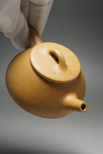 Load image into Gallery viewer, Huangjin Duan Pinggai Shipiao Yixing Teapot 黄金段平盖石瓢 155ml
