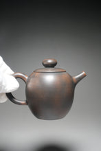 Load image into Gallery viewer, Julunzhu Nixing Teapot by Wu Sheng Sheng 坭兴吴盛胜巨轮珠 155ml
