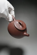 Load image into Gallery viewer, Lao Zini Shipiao Yixing Teapot 老紫泥石瓢 155ml
