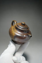 Load image into Gallery viewer, Wood Fired Duozhi Dicaoqing Yixing Teapot 柴烧底槽清掇只 160ml
