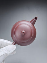 Load image into Gallery viewer, Lao Zini Bian Shuiping Yixing Teapot 老紫泥扁水平 160ml
