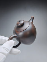 Load image into Gallery viewer, 160ml Julunzhu Nixing Teapot by Wu Sheng Sheng 坭兴吴盛胜巨轮珠
