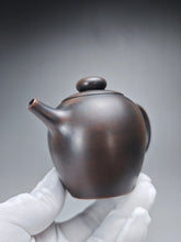 Load image into Gallery viewer, 160ml Julunzhu Nixing Teapot by Wu Sheng Sheng 坭兴吴盛胜巨轮珠
