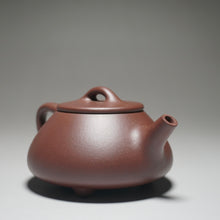 Load image into Gallery viewer, Lao Zini Shipiao Yixing Teapot 老紫泥石瓢 155ml
