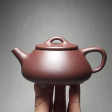 Load image into Gallery viewer, Lao Zini Shipiao Yixing Teapot 老紫泥石瓢 165ml
