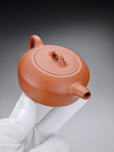 Load image into Gallery viewer, Zhuni Dahongpao Bianshi Yixing Teapot 朱泥大红袍扁石 150ml

