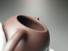 Load image into Gallery viewer, Lao Zini HuangYingchun Xishi Yixing Teapot 老紫泥黄寅春款西施 125ml
