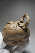 Load image into Gallery viewer, Fully Handmade Lao Duanni Pumpkin Yixing Teapot by Fan Aijuan 全手工老段泥南瓜壶 (范爱娟制) 210ml
