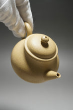 Load image into Gallery viewer, Benshan Lüni Bale Shuiping Yixing Teapot 本山绿泥芭乐水平壶 170ml
