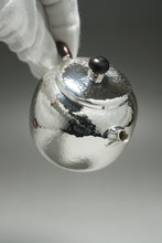 Load image into Gallery viewer, 999 Pure Silver Handmade Mulan Teapot 全手工锤纹纯银999木兰壶 170ml
