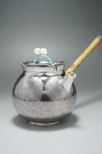 Load image into Gallery viewer, 999 Pure Silver Handmade Side Handle Teapot with Baroque Pearls 全手工长柄侧把银壶 170ml
