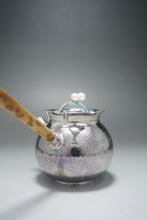 Load image into Gallery viewer, 999 Pure Silver Handmade Side Handle Teapot with Baroque Pearls 全手工长柄侧把银壶 170ml
