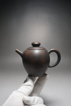 Load image into Gallery viewer, Julunzhu Nixing Teapot by Wu Sheng Sheng 坭兴吴盛胜巨轮珠 175ml
