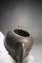 Load image into Gallery viewer, Julunzhu Nixing Teapot by Wu Sheng Sheng 坭兴吴盛胜巨轮珠 175ml
