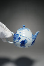 Load image into Gallery viewer, Qinghua Lotus and Fish Jingdezhen Fine Porcelain Teapot by Master KuangShi 青花手绘匡石作梨形壶 180ml
