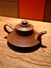 Load image into Gallery viewer, Fully Handmade Dicaoqing Yunlu Yixing Teapot by Xu Weimin 全手工徐卫民底槽清云炉 185ml
