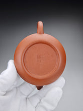 Load image into Gallery viewer, Zhuni Dahongpao Bianshi Yixing Teapot 朱泥大红袍扁石 150ml
