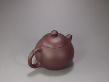 Load image into Gallery viewer, Lao Zini HuangYingchun Xishi Yixing Teapot 老紫泥黄寅春款西施 125ml
