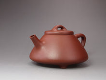 Load image into Gallery viewer, Fully Handmade Dicaoqing Ziye Shipiao Yixing Teapot by Fang Siming 范思明山全手底槽清子冶石瓢 190ml
