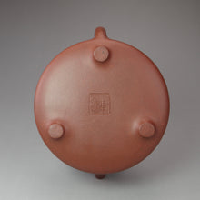 Load image into Gallery viewer, Fully Handmade Dicaoqing Ziye Shipiao Yixing Teapot by Fang Siming 范思明山全手底槽清子冶石瓢 190ml
