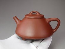 Load image into Gallery viewer, Fully Handmade Dicaoqing Ziye Shipiao Yixing Teapot by Fang Siming 范思明山全手底槽清子冶石瓢 190ml
