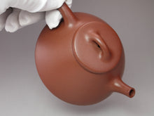 Load image into Gallery viewer, Fully Handmade Dicaoqing Ziye Shipiao Yixing Teapot by Fang Siming 范思明山全手底槽清子冶石瓢 190ml
