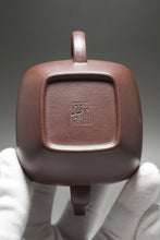 Load image into Gallery viewer, Lao Zini Wugou Square Yixing Teapot 老紫泥无垢 190ml
