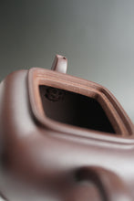 Load image into Gallery viewer, Lao Zini Wugou Square Yixing Teapot 老紫泥无垢 190ml
