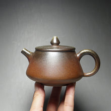 Load image into Gallery viewer, Dafengjiang Wood Kiln Fired Shipiao Nixing Teapot  大风江柴烧平盖石瓢 190ml
